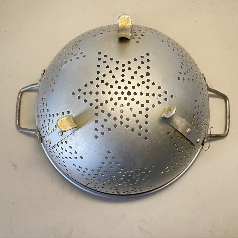 Mirro Aluminum Colander with Star Design - Picture 2 of 9